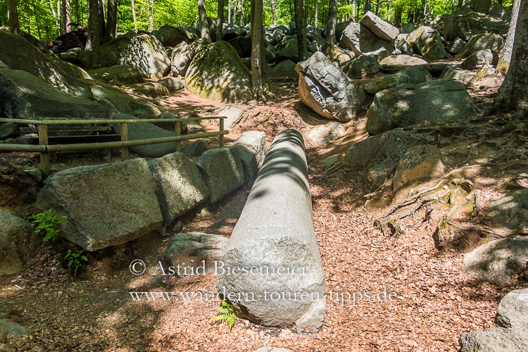 Römische Säule im Felsenmeer - auf einer Rundwanderung im Odenwald zu entdecken